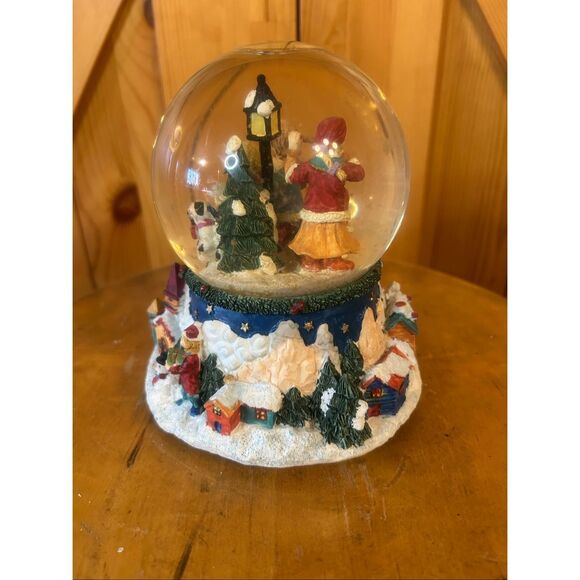 Vintage holiday workshop 100MM musical snow globe (5873) - Picture 5 of 10